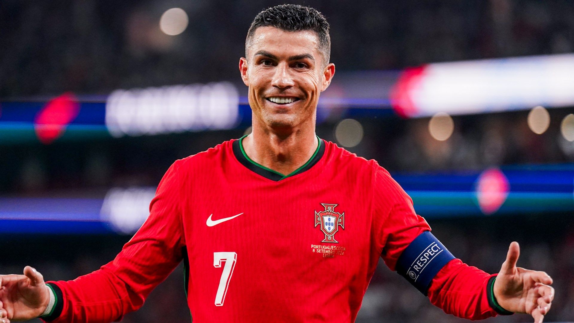 Cristiano Ronaldo ghi 815 bàn